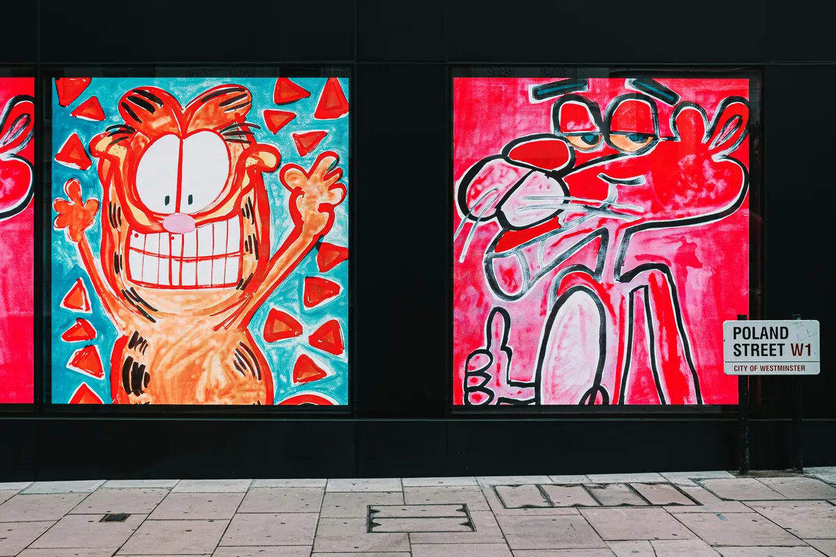 Window graphics fitted to commercial glass